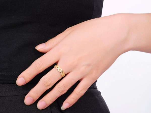 Người mệnh Kim đeo nhẫn kim tiền tượng trưng cho sự giàu có, thịnh vượng 