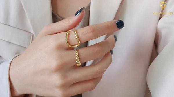 Cách chọn ngón tay đeo nhẫn phù hợp cho người mệnh Kim