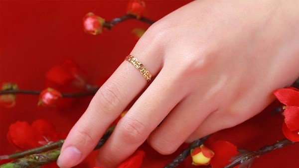 Các trường hợp lựa chọn ngón tay và tay đeo nhẫn kim tiền cho người mệnh Kim